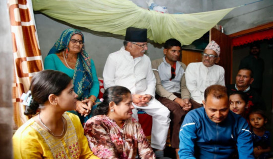 सहिद परिवारको घरमा प्रचण्डको बास
