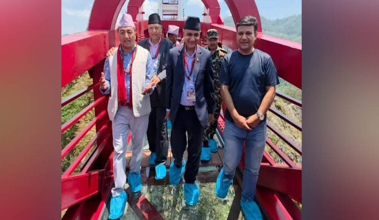 हिउँमा फसेका आठ जनाको हेलिकोप्टरबाट उद्धार