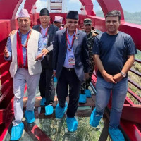 किसानलाई स्याउका बिरुवा र तरकारीको बिउ वितरण