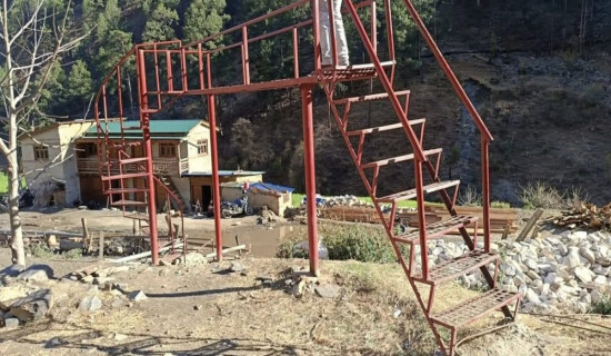 हुम्लामा कतै तुइन, कतै आकाशे पुल