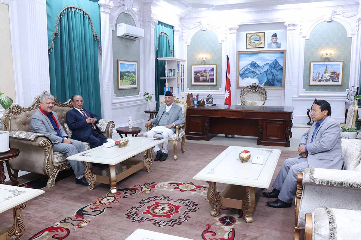 प्रधानमन्त्री ओली र माओवादी अध्यक्ष प्रचण्डबिच छलफल
