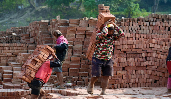 घटे नियमित काम गर्ने श्रमिक