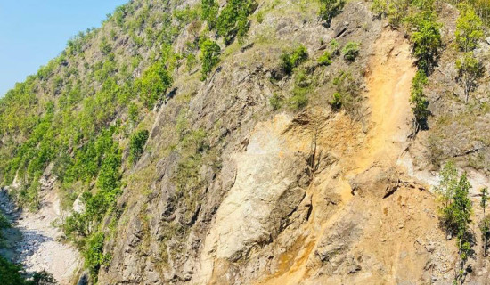 सडकको चट्टान फोर्न ‘केमिकल’ प्रयोग गरिने