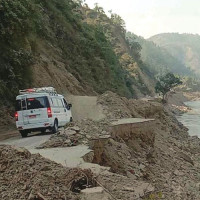 तटबन्ध लगाएर जोगाइँदै खुलालुको बस्ती