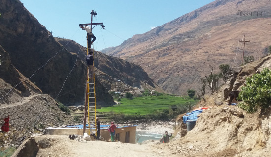 करेन्ट लागेर मृत्युपछि बिजुली र सडक बन्द