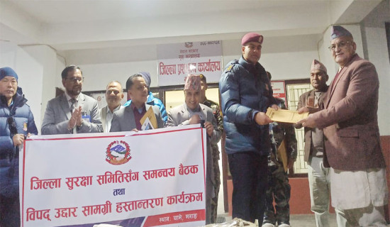 मनाङका सुरक्षा निकायलाई उद्दार सामग्री हस्तान्तरण