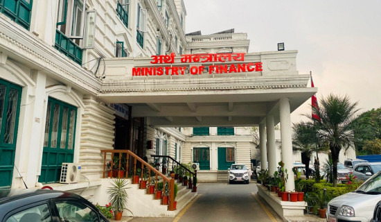 ज्ञापनपत्र बुझेपछि मुख्यमन्त्री गाउँमै