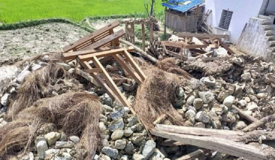 असिनापानी भत्कियो  निर्माणाधीन घर, आर्थिक समस्याले पुनर्निर्माणमा समस्या