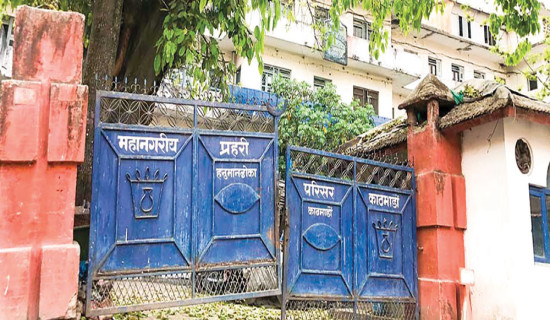 क्षति निम्त्याइरहेको खण्डहर भवन