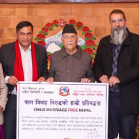 कडा चट्टानमा प्वाल पार्दै मजदुर
