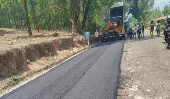 राधाकृष्ण मन्दिरबाट बिरुवाटार जाने सडक कालोपत्रे सुरु