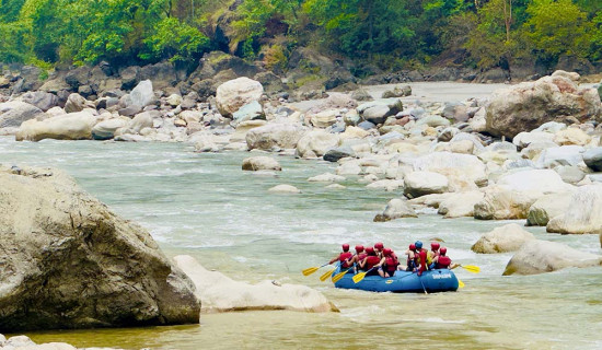 जलयात्रामा पर्यटक