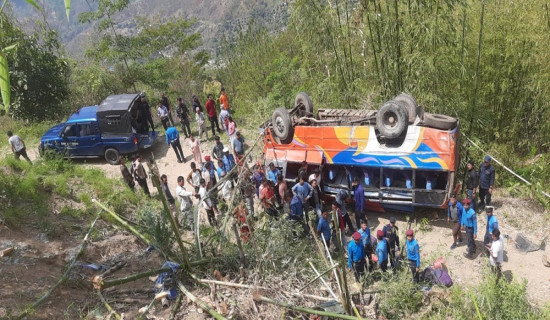 बस दुर्घटनामा मृत्यु हुनेको सङ्ख्या तीन पुग्यो