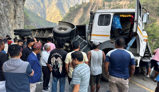 कोइला बोकेको ट्रक पल्टेर मुग्लिन सडक अवरुद्ध