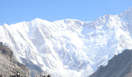 १५ जनाले गरे कञ्चनजङ्घा हिमालकाे सफल आरोहण