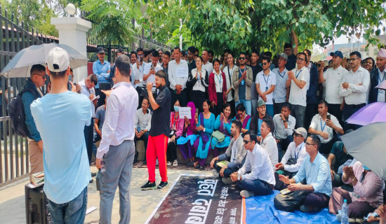 स्थानीय सेवा ऐनकाे माग गर्दै कर्मचारी धर्नामा