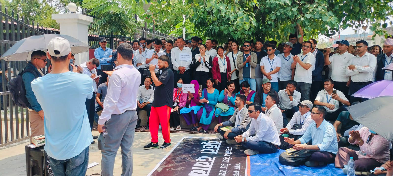 स्थानीय सेवा ऐनकाे माग गर्दै कर्मचारी धर्नामा
