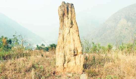 इतिहास बोल्न ठड्याइएका पत्थर
