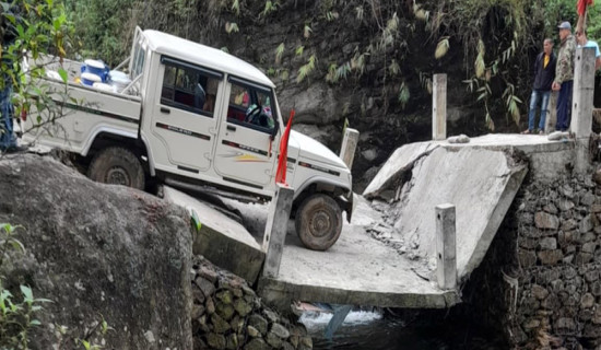मयुँ खोलाको पुल भाँचियो, यातायात सञ्चालनमा समस्या