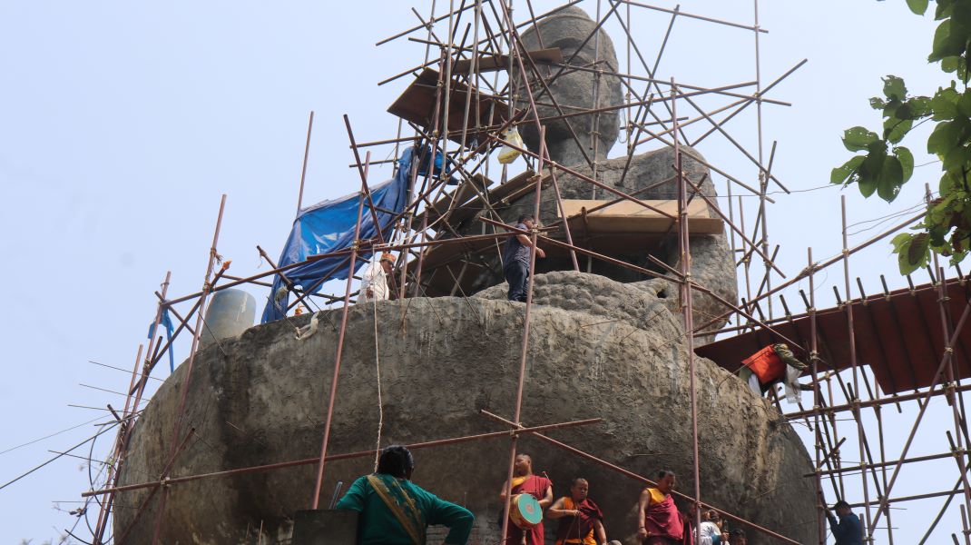 निर्माणाधीन बुद्ध मूर्तिमा मन्त्र प्रतिस्थापन