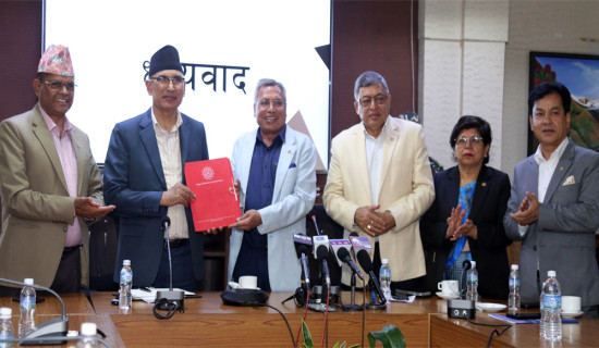 निजी क्षेत्रका समस्या सम्बोधन गर्न निरन्तर सुधारका काममा भइरहेका छन् : मन्त्री पौडेल
