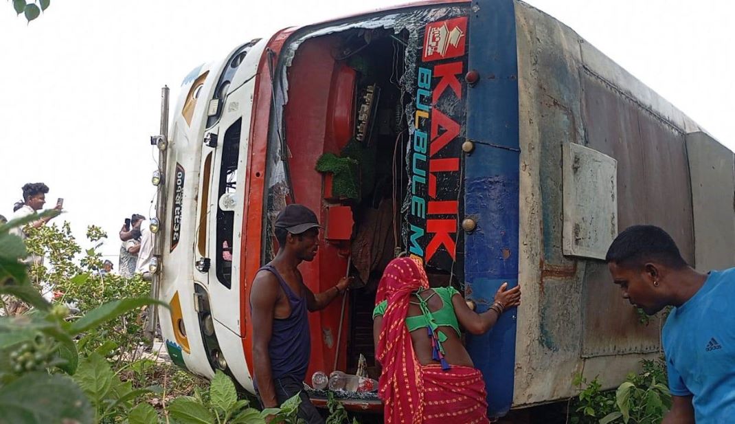 बस पल्टिँदा आठजना घाइते