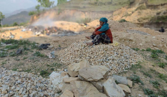 गुजाराका लागि गिट्टी कुट्दै पूर्वलडाकु