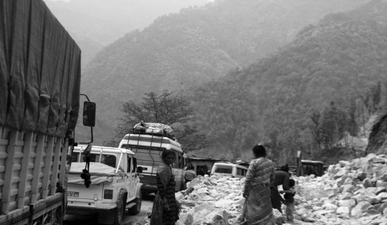 राजमार्गमा डबल कटिङको काम सुरु