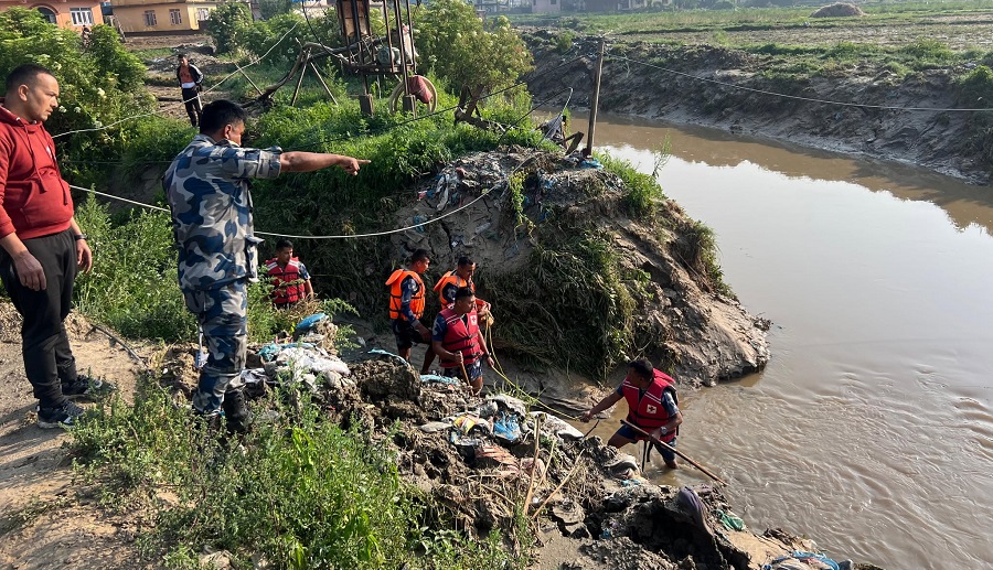 काभ्रेमा बाढीमा बगेकी महिलाको खोजी जारी