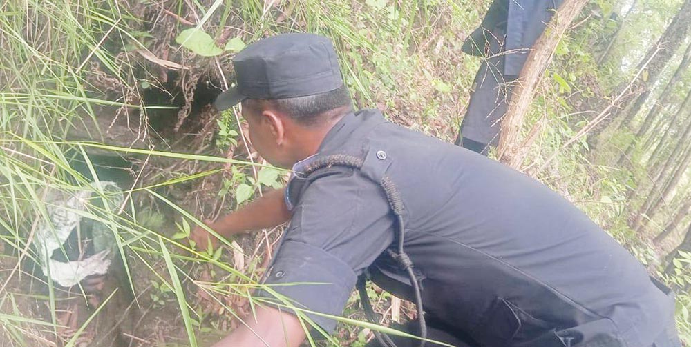 विद्यालयबाट चोरी भएका आठ वटा ल्यापटप १६ महिनापछि जंगलमा भेटिए