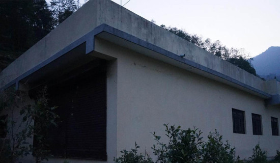 करोडौँ खर्चेर बनाएको पालिकास्तरीय अस्पताल भवन प्रयोगविहीन