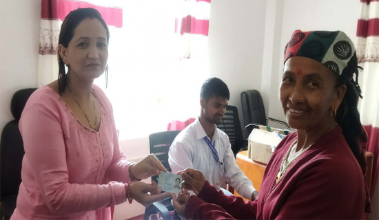 लमजुङमा वडाबाटै राष्ट्रिय परिचयपत्र वितरण
