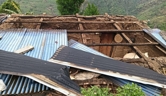 बेपत्ता सन्तान आउने आशमा परिवारका सदस्य