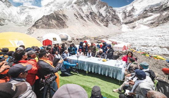 महामन्त्री शर्माको संयोजनमा सगरमाथा आधार शिविरमा विशेष संवाद