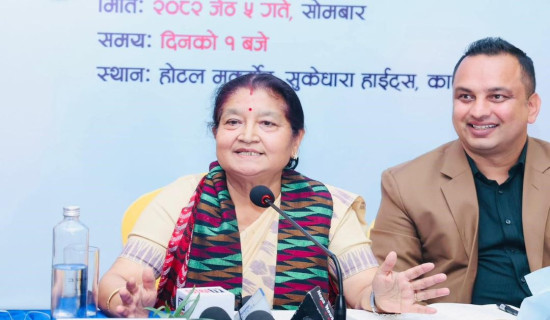 ‘लेखिका भन्दा मलाई अप्ठेरो लाग्छ’