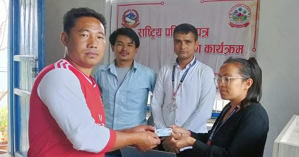 वडा–वडामै पुगेर राष्ट्रिय परिचयपत्र वितरण