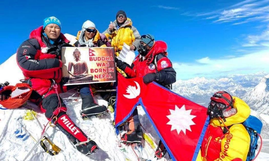 एकै परिवारका छ जनाले गरे मकालु हिमाल आरोहण