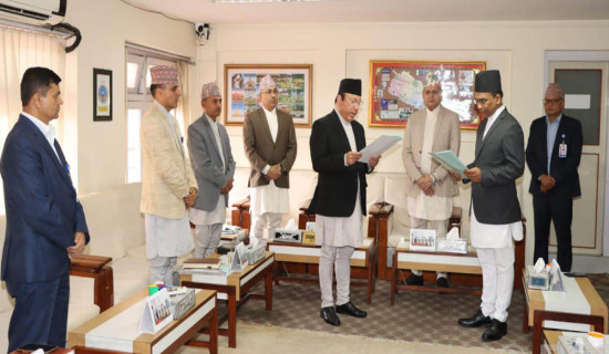 प्रधान न्यायाधीश राउतद्वारा नवनियुक्त गभर्नरमा डा. पौडेललाई शपथ