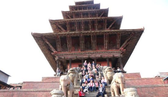 इयुका राजदूतहरू भक्तपुरका सम्पदा स्थल अवलोकन गर्दै