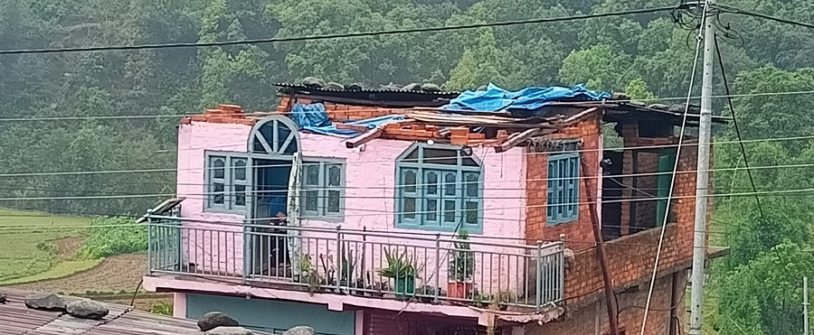 हावाहुरीले मर्भुङ्गमा घरको छाना उडाउँदा ४५ हजारको क्षति