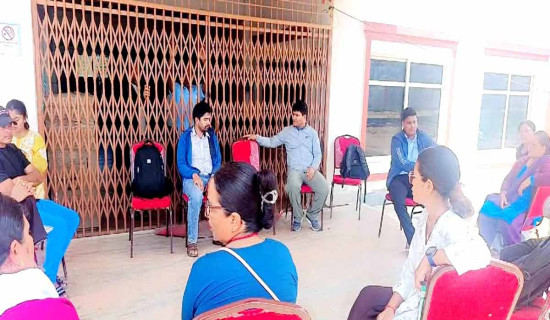 ढिलो कार्यालय पुग्ने कर्मचारीलाई प्रवेशमा रोक