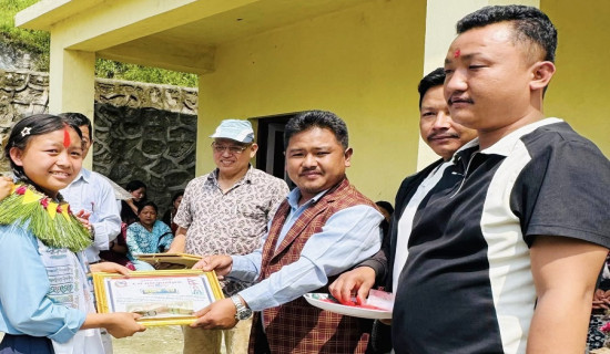 नियमित विद्यालय उपस्थिति हुने विद्यार्थी सम्मानित