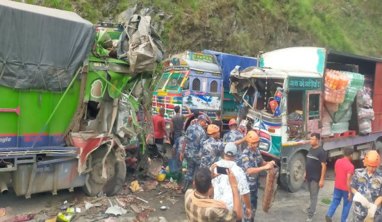 नारायणगढ–मुग्लिन सडकमा दुई ट्रक ठोक्किँदा सात घाइते