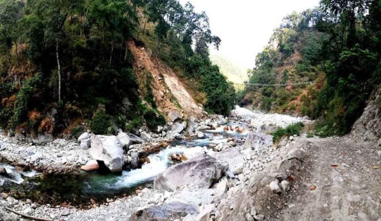 वर्षाका कारण सडक बिग्रिँदा नागरिकलाई सास्ती
