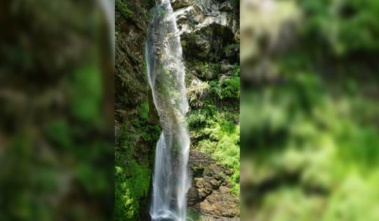 पर्यटक र पूर्वाधारका पर्खाइमा छहरे झरना