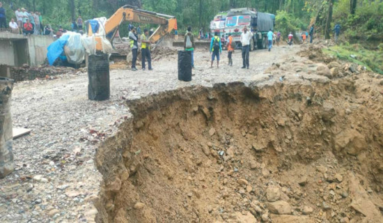 दाउन्नेमा सडक भासियो, पूर्व–पश्चिम राजमार्ग अवरुद्ध