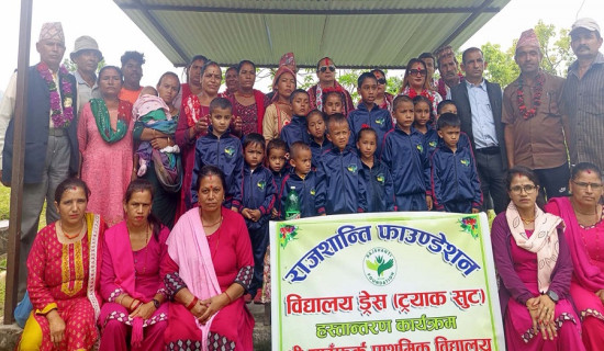 सुन्दरबजारका विद्यार्थीलाई पोशाक र झोला