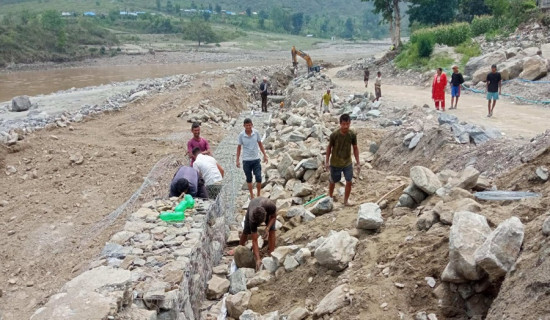 बाढीपहिरोबाट क्षतिग्रस्त मध्यपहाडी राजमार्गको मर्मत सुरु