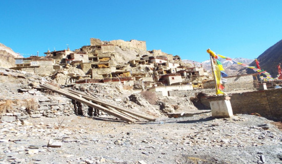 बर्खा लाग्यो : डरै डरमा मनाङका माटाका घर