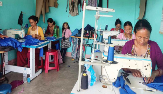 गार्मेन्ट सञ्चालनबाट आम्दानी गर्दै महिला